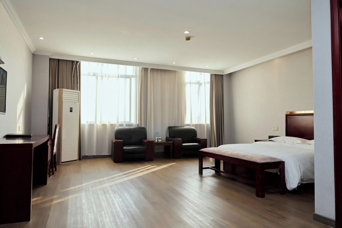 Cortinas opacas, tabla de planchar con plancha, wifi gratis