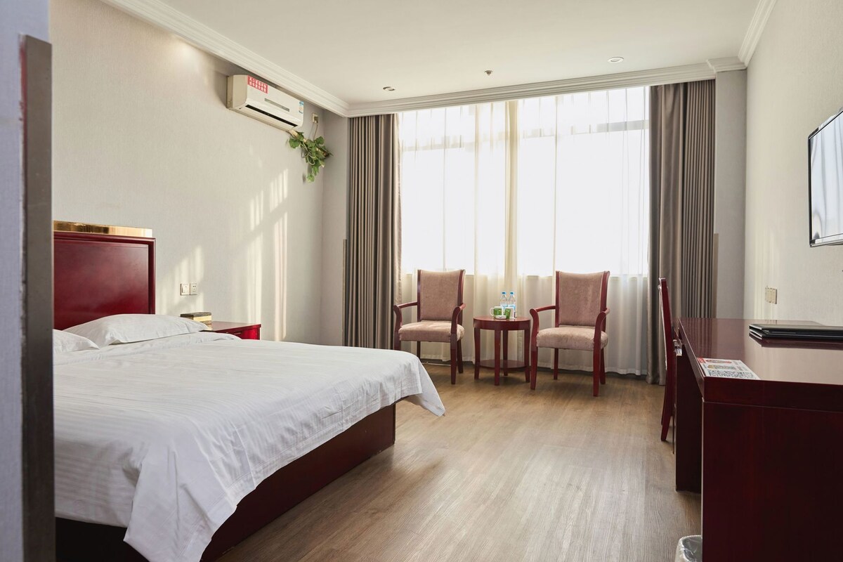 Cortinas opacas, tabla de planchar con plancha, wifi gratis