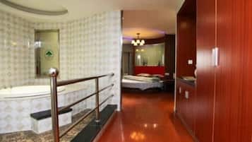 ستائر تعتيم ومكواة/لوح كي وواي فاي مجانًا