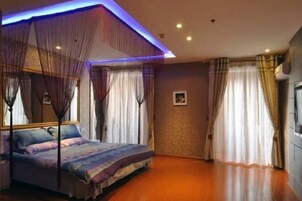 Cortinas blackout, tabla de planchar con plancha y wifi gratis 