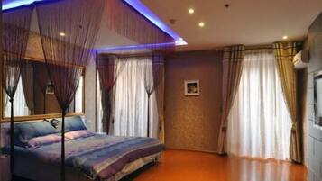 ستائر تعتيم ومكواة/لوح كي وواي فاي مجانًا