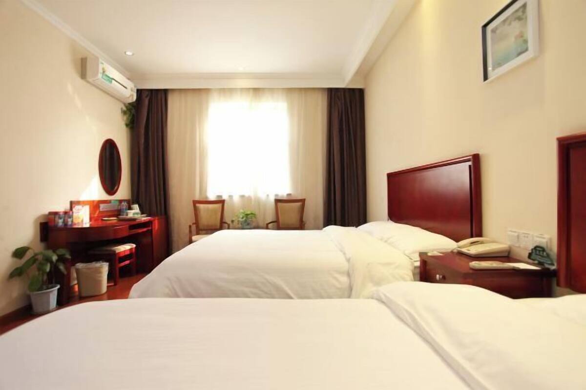 Mörkläggningsgardiner, strykjärn/strykbräda och gratis wi-fi