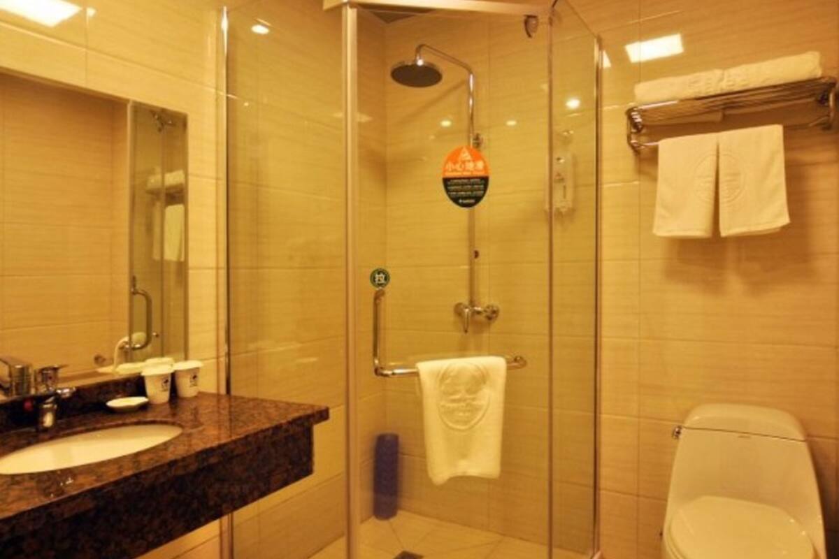 Dusche, kostenlose Toilettenartikel, Haartrockner, Hausschuhe