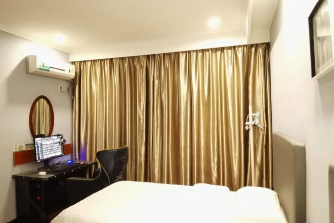 Rideaux occultants, fer et planche à repasser, Wi-Fi gratuit