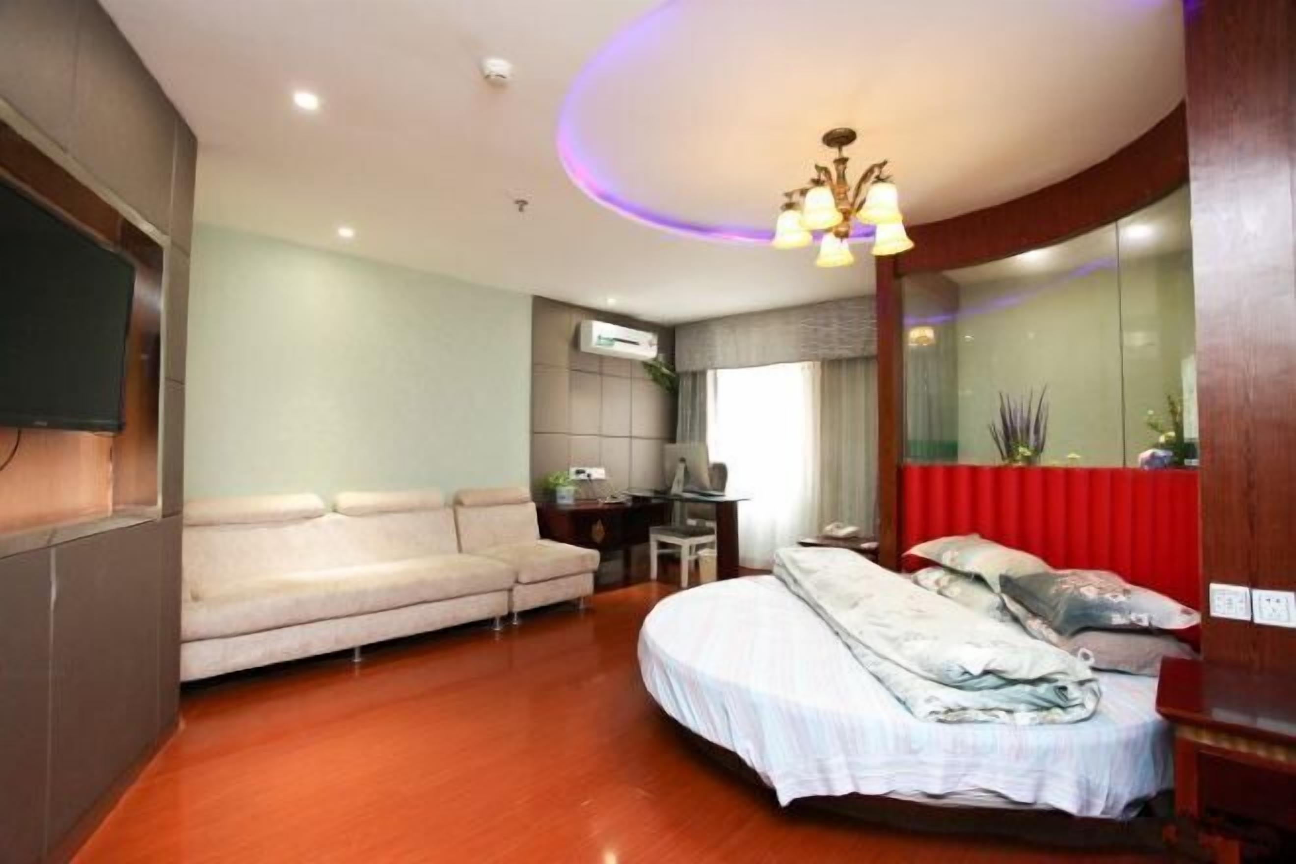 Mörkläggningsgardiner, strykjärn/strykbräda och gratis wi-fi