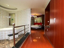 Cortinas blackout, tabla de planchar con plancha y wifi gratis 