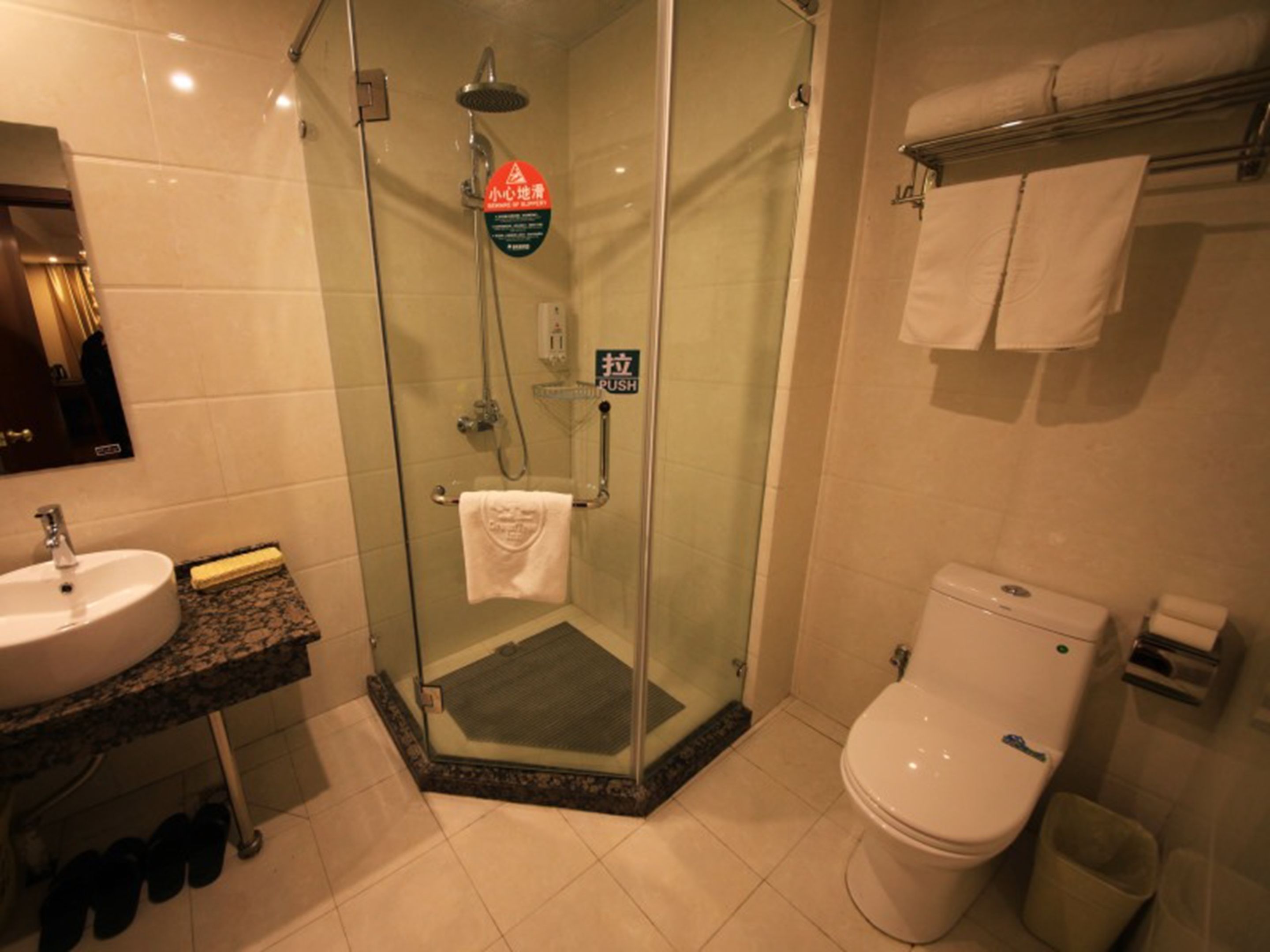 Dusche, kostenlose Toilettenartikel, Haartrockner, Hausschuhe