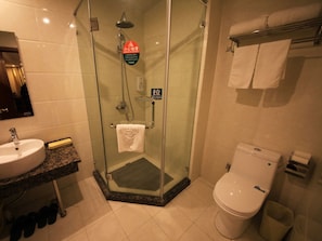 Dusche, kostenlose Toilettenartikel, Haartrockner, Hausschuhe