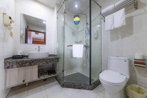Shower, free toiletries, hair dryer, slippers - GreenTree Inn AnQing TaiHu County East RenMin Road Cultural Expo Park Express Hotel (Anqing)
