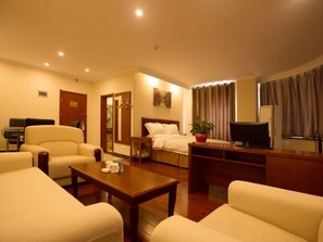 遮光カーテン、アイロン / アイロン台、WiFi (無料)