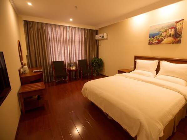 Verdunkelungsvorhänge, Bügeleisen/Bügelbrett, kostenloses WLAN