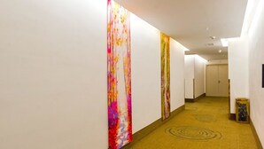 A hallway with a carpeted floor and a door at the end. - GreenTree Inn Anshun Xihang Road Hotel (Anshun)