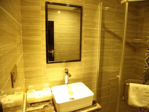 Shower, free toiletries, hair dryer, slippers - GreenTree Inn BengBu GuZhen GuYang Road Experimental Middle School Express Hotel (Bengbu)