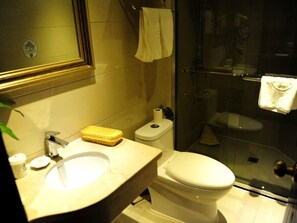 Dusche, kostenlose Toilettenartikel, Haartrockner, Hausschuhe