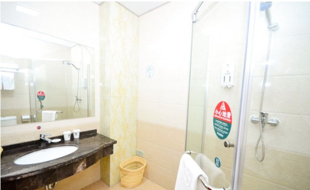 Badkamer | Een douche, een haardroger, pantoffels, handdoeken