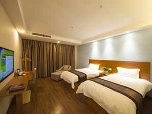 A hotel room with two beds, a desk with a computer, a chair, and a TV. - GreenTree Inn TaiZhou JingJiang ZhongZhou Road Sunshine International Business Hotel (Taizhou)