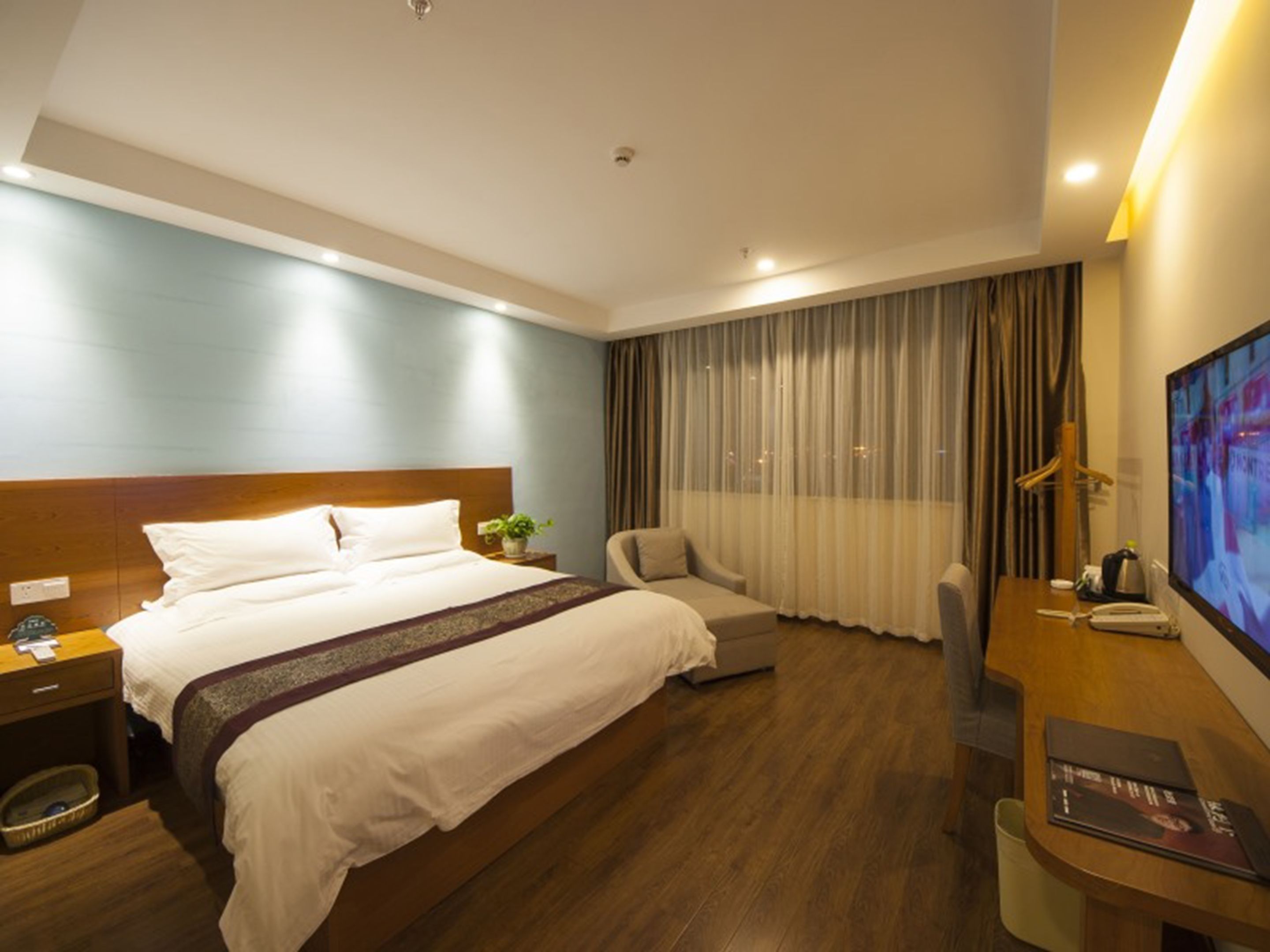 Màn/rèm cản sáng, bàn ủi/dụng cụ ủi quần áo 