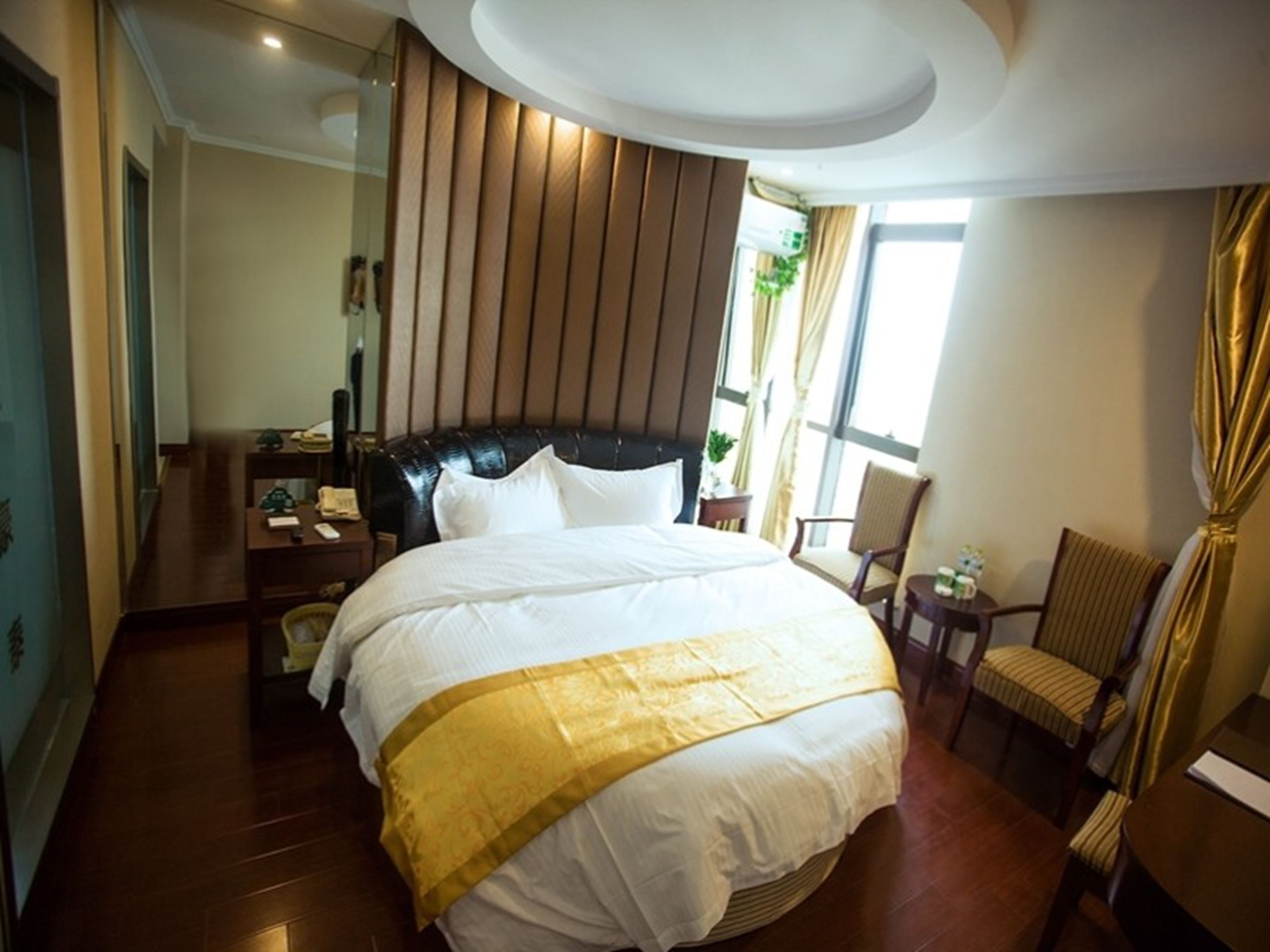 ستائر تعتيم ومكواة/لوح كي وواي فاي مجانًا