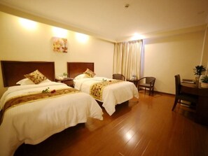 ผ้าม่านกันแสง, เตารีด/โต๊ะรีดผ้า, Wi-Fi ฟรี, ผ้าปูที่นอน