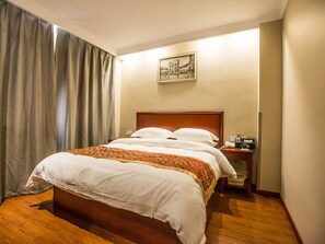 Cortinas opacas, tabla de planchar con plancha, wifi gratis