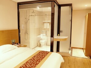 Tirai kedap cahaya, setrika/meja setrika, dan Wi-Fi gratis