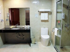 Shower, free toiletries, hair dryer, slippers - GreenTree Inn Jieyang Konggang District North Wangjiang Rd Hotel (Jieyang)