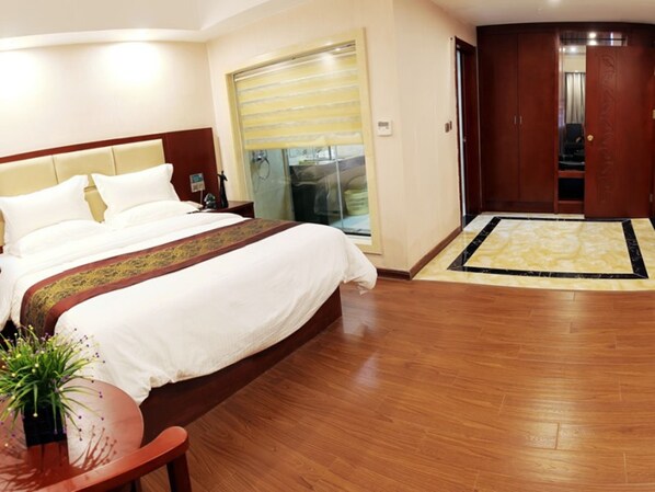 Verdunkelungsvorhänge, Bügeleisen/Bügelbrett, kostenloses WLAN