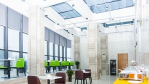 Un vaste espace intérieur doté de hauts plafonds, de grandes fenêtres et d’un mobilier moderne.