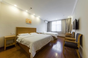 Caja fuerte, cortinas opacas, tabla de planchar con plancha