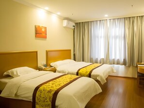 In-room safe, blackout drapes, iron/ironing board, free WiFi - GreenTree Inn TangShan Nanhu Lake Exhibition Center Express Hotel (Tangshan)