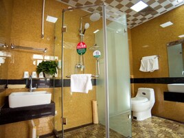 Ducha, artículos de tocador gratuitos, secador de pelo, pantuflas