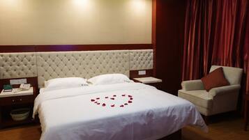 ستائر تعتيم ومكواة/لوح كي وواي فاي مجانًا