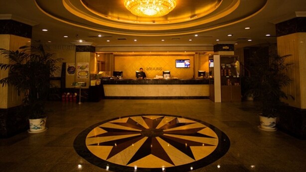 A hotel lobby with a central chandelier, a reception desk, and a decorative floor pattern. - GreenTree Aliiance Weifang Zhucheng Heping Street Huayang Hotel (Weifang)