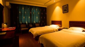 A hotel room with two beds, a desk, and a chair. - GreenTree Aliiance Weifang Zhucheng Heping Street Huayang Hotel (Weifang)