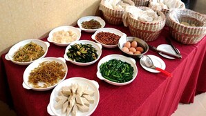 A table with various dishes and containers, likely for a meal or event. - GreenTree Aliiance Weifang Zhucheng Heping Street Huayang Hotel (Weifang)