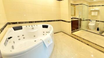 Shower, perlengkapan mandi gratis, pengering rambut, dan sandal