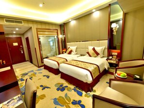 Caja de seguridad en la habitación y cortinas blackout