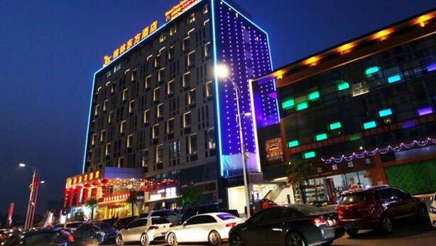 Un hotel de varios pisos con un letrero llamativo en la parte superior.