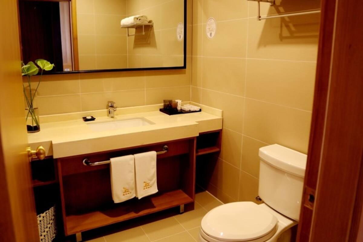 Regadera, amenidades de baño gratuitas, secadora de cabello, pantuflas