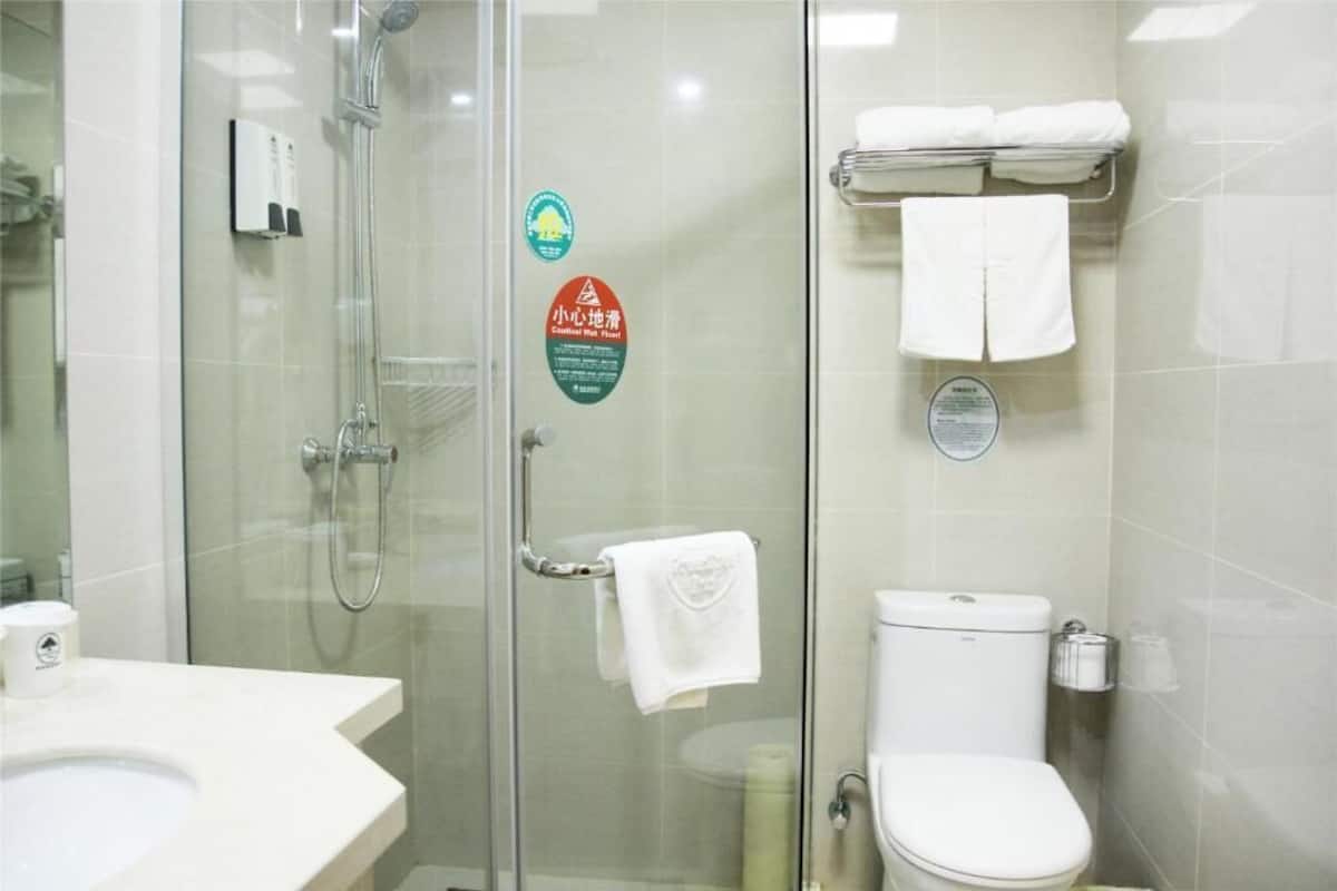 Regadera, amenidades de baño gratuitas, secadora de cabello, pantuflas
