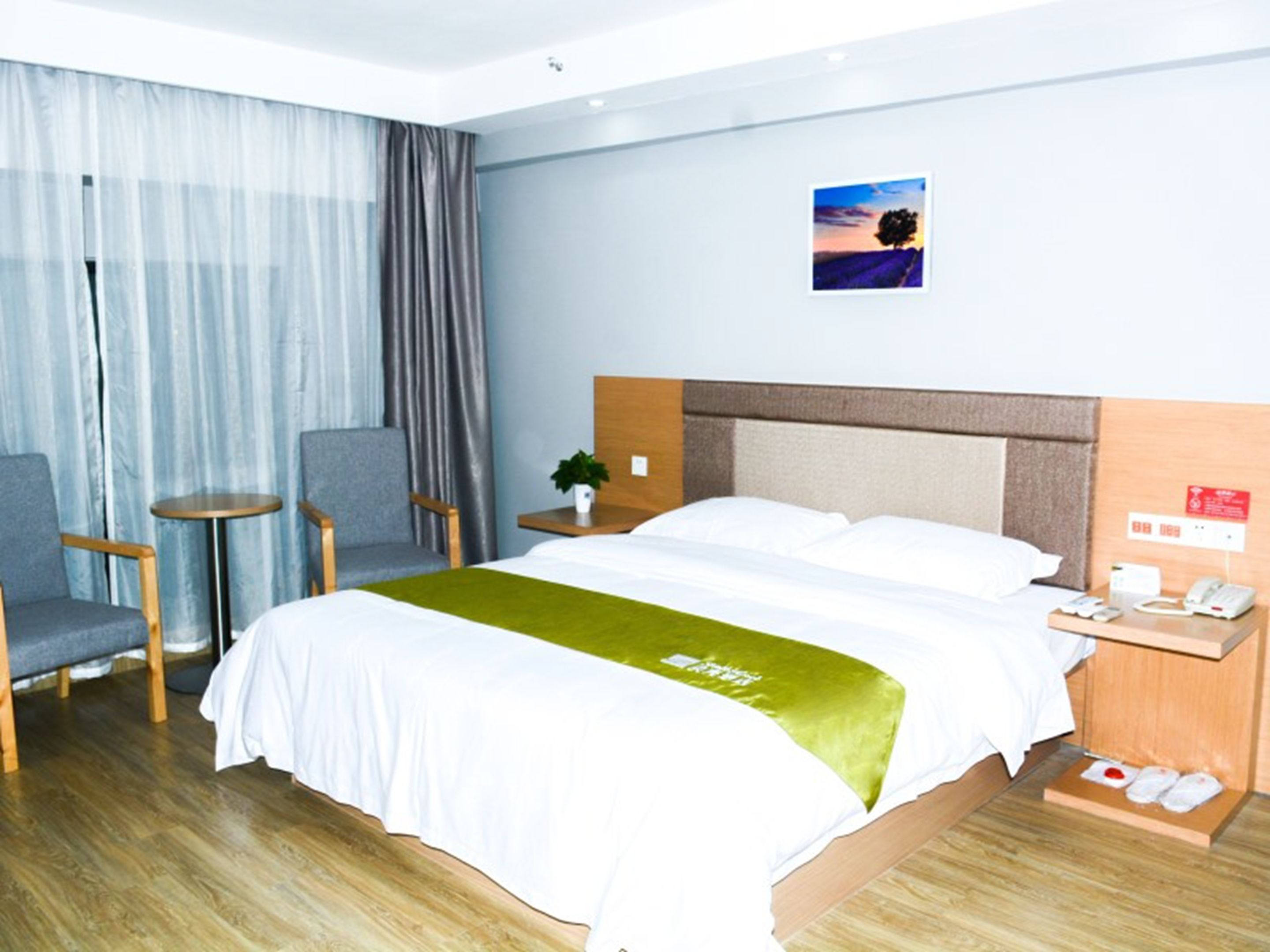 Cortinas opacas, tabla de planchar con plancha, wifi gratis