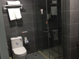 Ducha, artículos de higiene personal gratuitos y secador de pelo