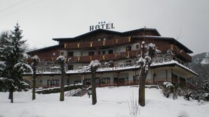 A hotel with a traditional architectural style, featuring multiple balconies and a prominent sign. - Hotel Residence La Rosa (Castione della Presolana)
