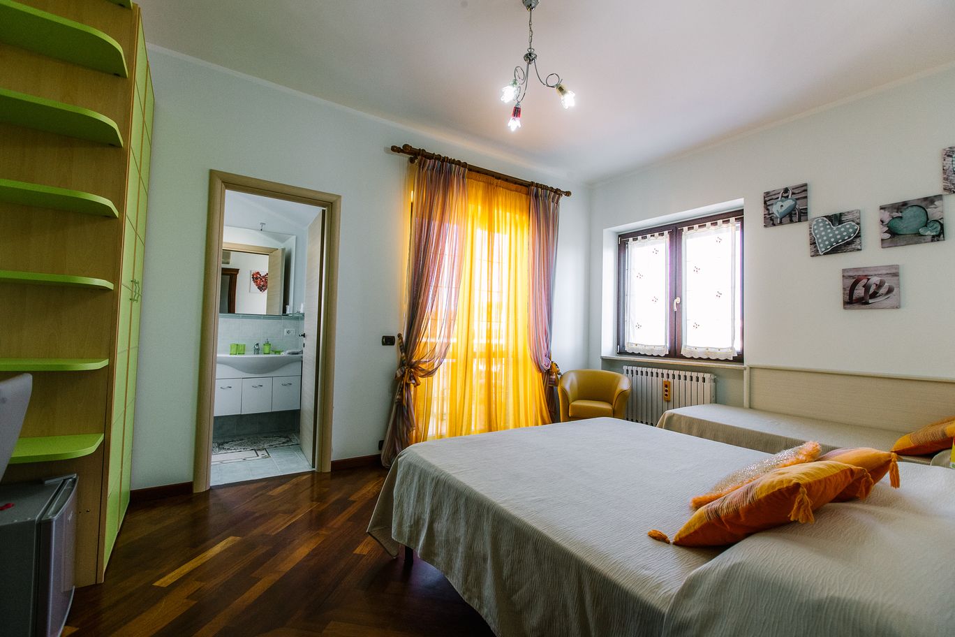 Ropa de cama de alta calidad y minibar 