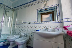 Classic-Doppelzimmer | Badezimmer | Dusche, Hausschuhe, Bidet, Handtücher