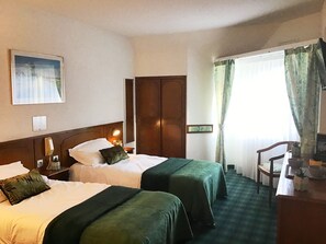 Caja fuerte, escritorio, cortinas opacas y sistema de insonorización