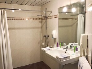 Ducha y bañera combinadas y artículos de higiene personal gratuitos