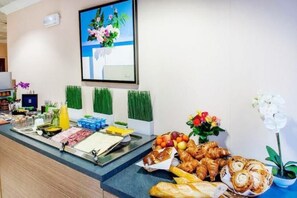 Se ofrece un desayuno bufé (10 EUR por persona)