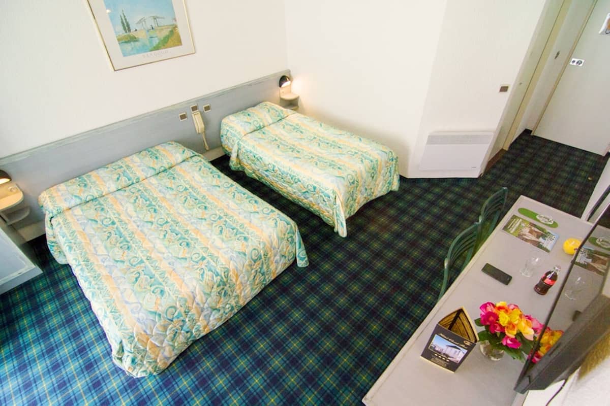 Triple Room | In-room safe, desk, blackout drapes, soundproofing