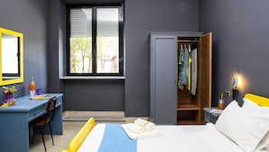A bedroom with a bed, a desk, and a wardrobe. - Lako Hostel (Capodimonte)